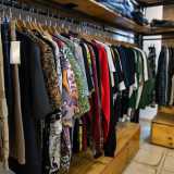 ...e colorati vestiti oversize che nella cultura �street� non passano mai di moda 
